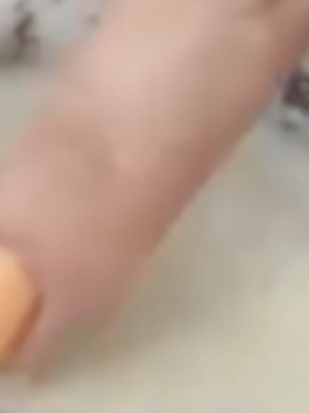 se muestra una mano tomando un poco del after sun preparado que está en un recipiente de cristal