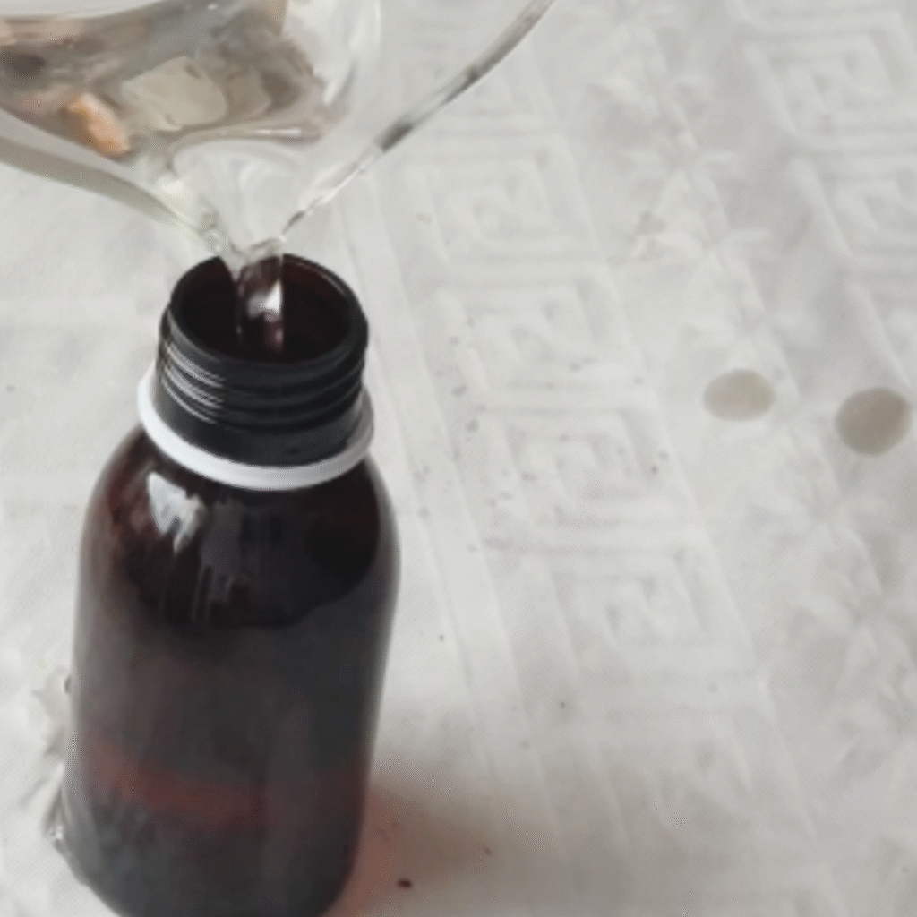 se muestra cómo se vierte el tónico en un bote de cristal opaco de color ámbar