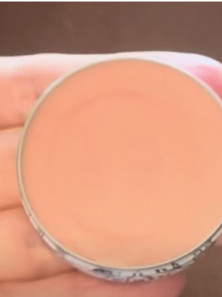se muestra el labial solidificado en su envase