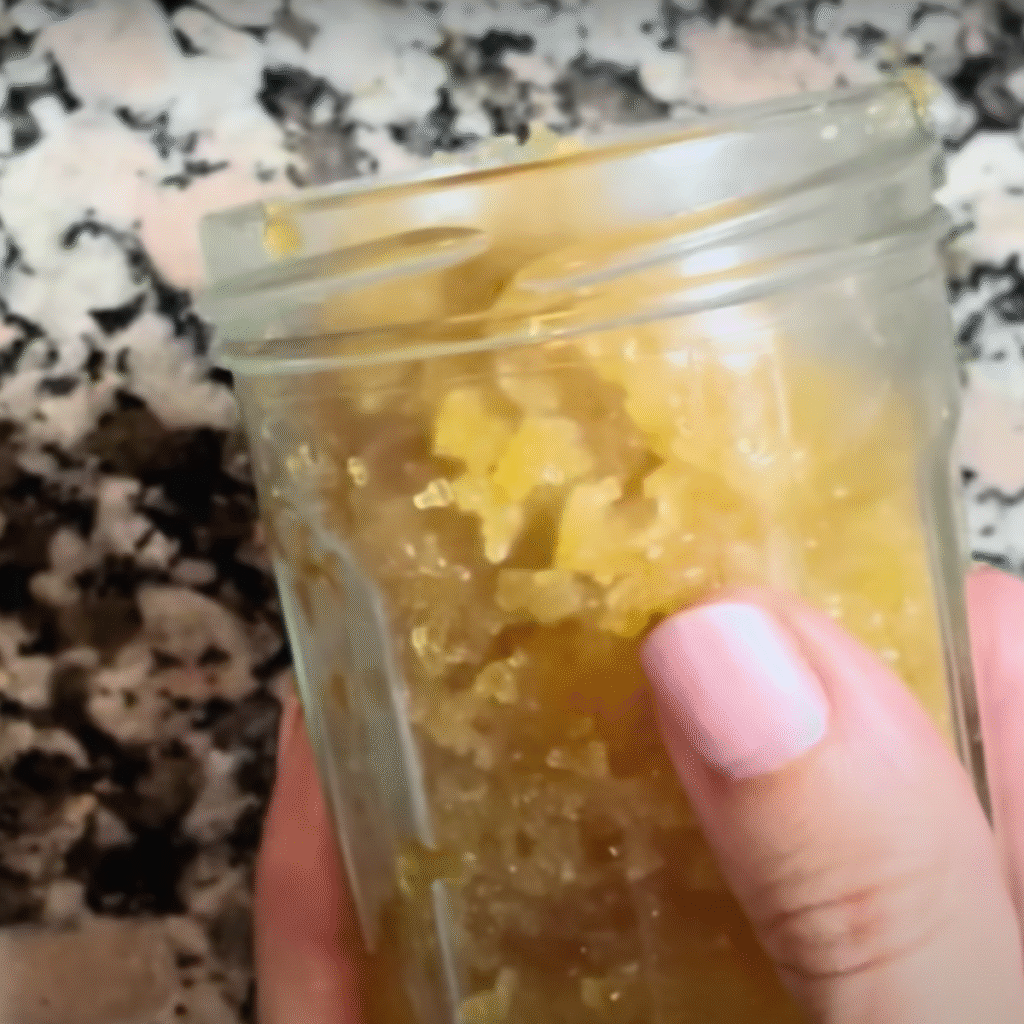 tarro de cristal lleno de exfoliante casero visto desde arriba