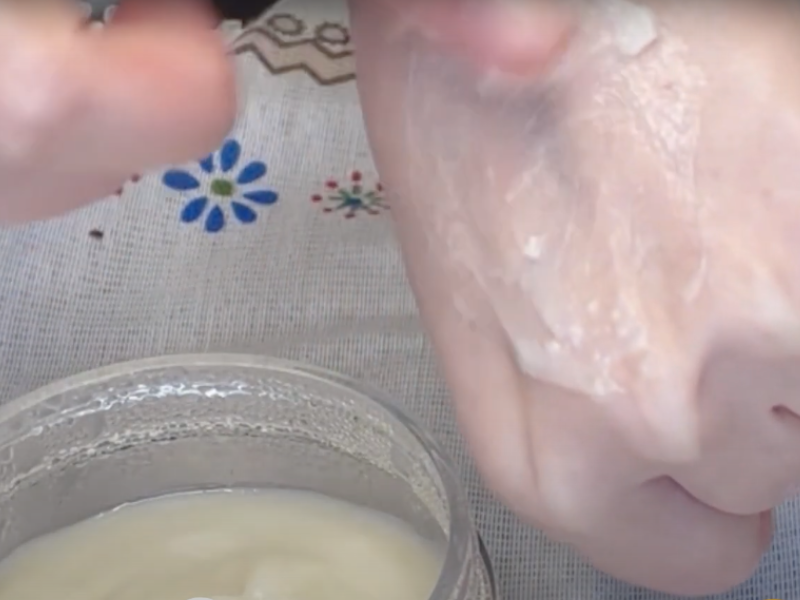 se prueba la mascarilla facial en el dorso de la mano