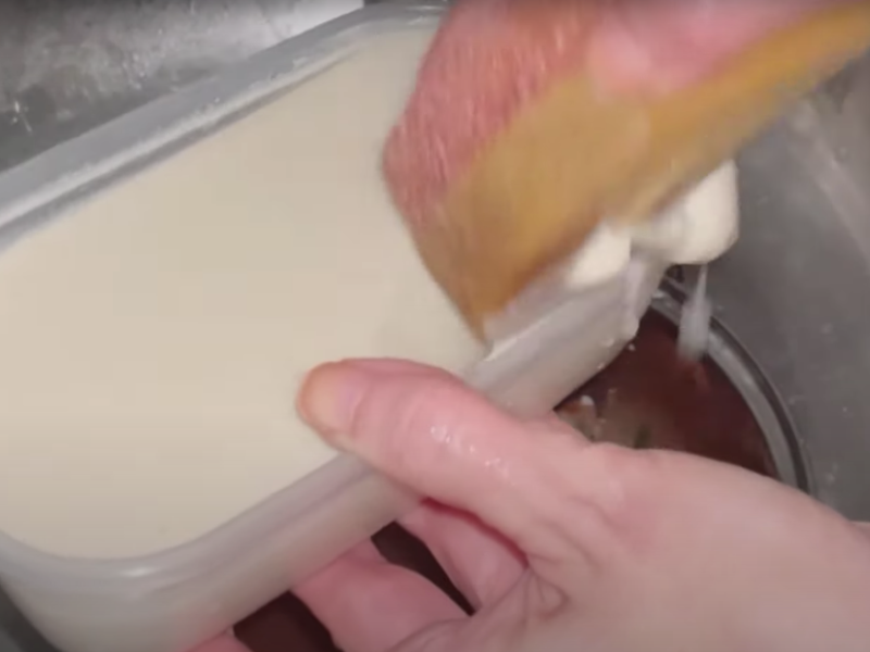 se moja un estropajo en la mezcla para fregar los platos