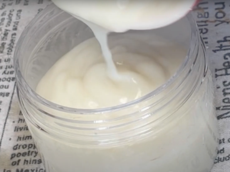 se envasa la mascarilla facial en tarro de cristal