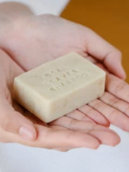 pastilla de jabón para pelo graso sobre mesa de madera