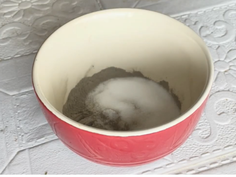 se mezclan los solidos en un recipiente de ceramica