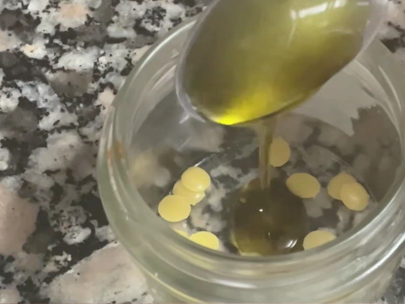 poner cera y aceite en un recipiente