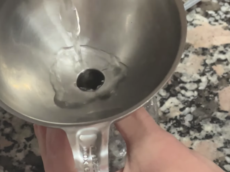 se vierte el agua