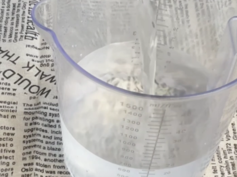 añade el vinagre al agua