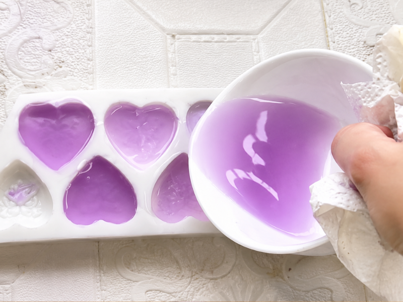 vierte en moldes de silicona